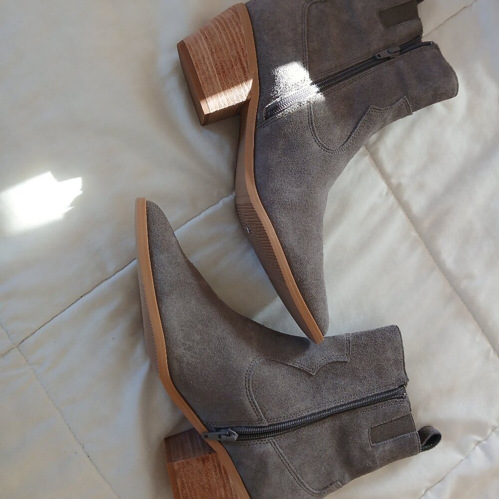 Lisa Vicky Gray western booties pointed toe suede  size 11 new with box